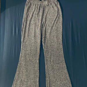 Gråa byxor - Gråa byxor, ganska stretchiga och passar bra för tjejer mellan 159-163cm