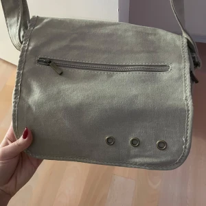 Väska - Oanvänd. Mycket var skick, kommer ej till användning 