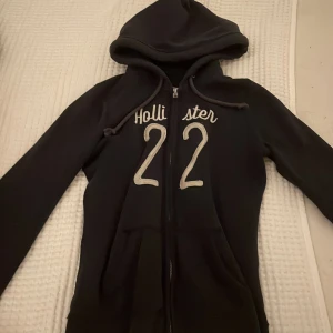 Kofta - Jätte fin Hollister kofta. Fin mörk blå kofta, den har inga skador👍. XS