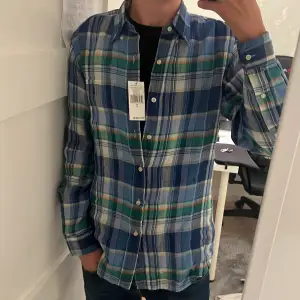 Jag säljer nu en ralph lauren skjorta som är i storlek S och är i custom fit. Skjortan har nästan aldrig använts och lappen finns kvar på den. Nypris ligger på 1499 kr. Skriv för flera bilder eller frågor. 