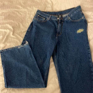 sjukt baggy jeans Sweet Sk8ts - Säljer ett par baggy blå jeans från Sweet Sk8ts. De har en avslappnad passform med en broderad logga på framsidan. Använt några få gånger men de är så långa så de gick sönder lite längst ner, sömmen är sönder lite längst ned som man ser på bilden💋