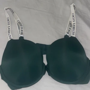 Victoria secret bh - Säljer nu min gröna Victoria secret bh då den inte används. Den är i bra skick och köpt för ca 800 kr.