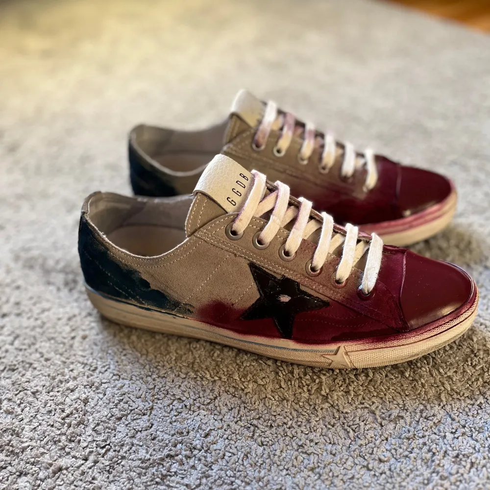 Otroligt feta custom golden goose gjorda av mig själv, efterliknar lite usa vintage färger! Helt perfekta inför hösten, otroligt bra skick!. Skor.