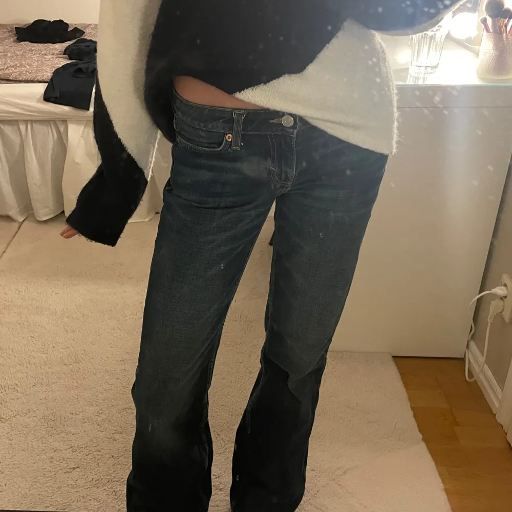 Super fina jeans ifrån weekday, tror storleken är 25/32. Passar mig som är 167 i längden och har vanligt vis 24/25 i midjan och de passar bra💕💕💕. Jeans & Byxor.