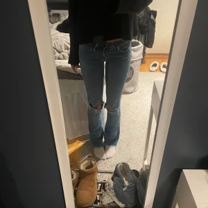 low waist bootcut - super snygga bootcut jeans från Lee, de är low waist och finns ej att köpa längre, knappt använda därav priset