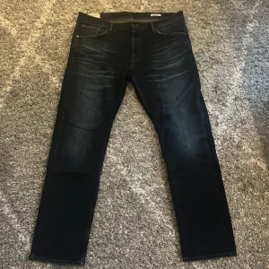 Gant regular fit jeans - Använt typ 7 gånger. Bra kvalite och är inte stela. Färgen är mörkblå med lite fade på. Pris kan diskuteras 