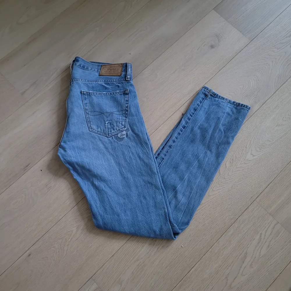 Riktigt feta och unika Ralph Lauren jeans med sköna slitningar! Superfint skick. Slim fit strl 30/34.. Jeans & Byxor.