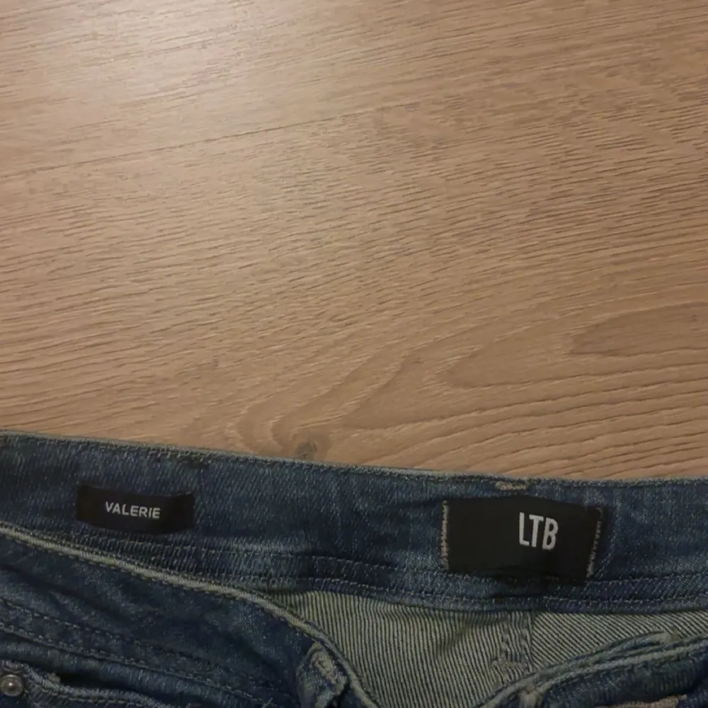 Säljer mina LTB jeans då dom aldrig kommer till användning,endast använt dom två gånger. Dom är i storlek 29/32 och passar mig bra som har storlek 36 och 38 i jeans. Dom är i modellen valerie,pris kan diskuteras vid snabb affär. Jeans & Byxor.