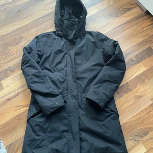 Peak performance jacka  - Så fin peak jacka säljes. En lite längre modell, bra skick då den inte kommit till användning