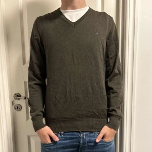 J Lindberg V neck - Snygg j lindberg tröja i jätte bra skick. Köpt för 750. Mitt pris 450. Jätte snygg grön färg. Passar perfekt för dig runt 180.
