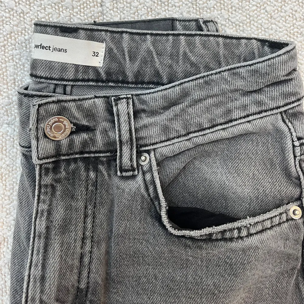 Gråa Low Wais Jeans ifrån Gina tricot! Köpta av en annan tjej, men säljer pågrund av att de inte passade mig. De är i mycket bra skick, storlek 32🤍. Jeans & Byxor.