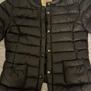 Tunn dunjacka med fickor - Supersöt och varm jacka perfekt till höst och vinter⭐️ Jättebra skick förutom en liten defekt på ena fickan, men inget som stör