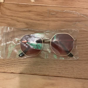 Solglasögone - Helt o använda,  !SÄLJER BARA T GÖTEBORGS OMRÅDET!