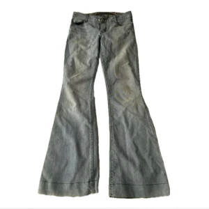 guess jeans 🖤 - flare jeans från guess, passar mig i längden som är 176  🤍