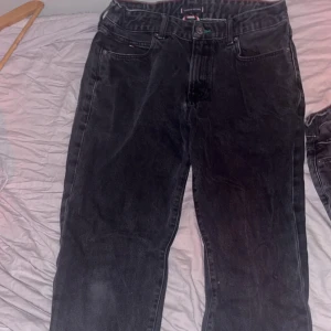 Tommy hilfiger jeans - Väldigt bra skick, använda fåtal gånger, nypris 800 köpta på kids brand store. Är lite grå svarta