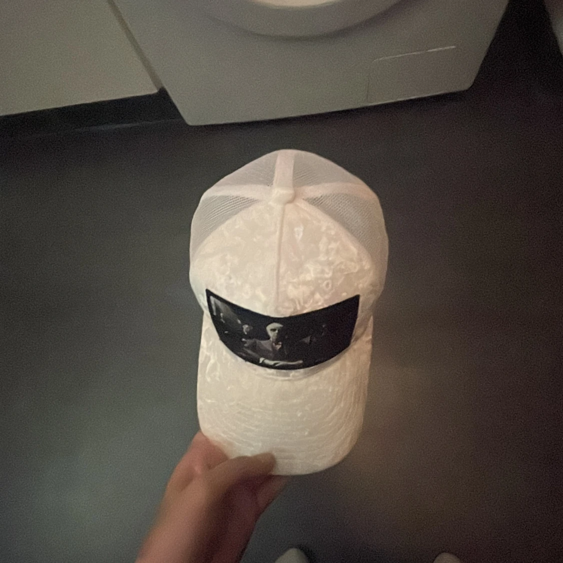 Vit keps med tryck - 92