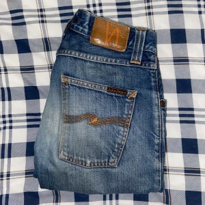 Steady Eddie Nudie Jeans - Skick: 9/10, har bara en liten skavank vi fickan, annars riktigt fina! | Är storlek W28 L32 men är mer som W27 L31, de är straight fit | Kan gå ner i pris vid snabba affär!