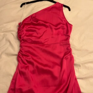 Klänning  - Har använt den en gång på en fest. Den är jätte fin och har en jätte fin färg. 