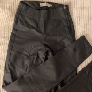 skinnbyxor - tajta skinnbyxor från pieces, skulle säga att dom är midwaist.  drag kedja på sidan av midjan 