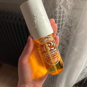 Säljer denna Sol de Janeiro bodymist i lukten 62. Säljer då jag inte tycker att den passar på mig. Köpt här på Plick. På andra bilden så kan man se hur mycket som är kvar. 💕 