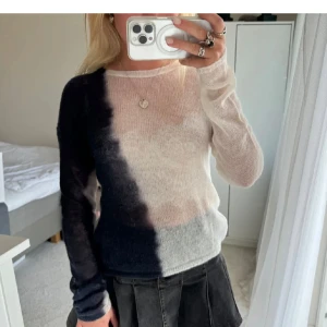 Trendig flerfärgad stickad tröja  - Tröja från weekday i storlek S. Så snygg och i bra skick!