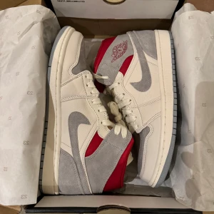 Air Jordan 1 mid SNS 20th anniversary  - Air Jordan 1 mid SNS 20th anniversary  Helt nya  Storlek: 40