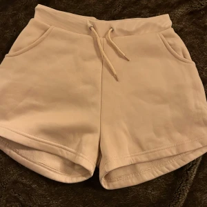 Ljusrosa mjukisshorts - Ett par oanvända ljusrosa mjukisshorts ifrån märket Escape. Jättefina och i ett fantastiskt skick såklart.