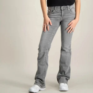 bootcut jeans - Gråa bootcut jeans från gina tricot (young). säljes pga att de inte kommit till användning  NY SKICK!