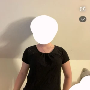 Svart topp från Esprit - Säljer en stilren svart topp från Esprit i storlek S. Toppen har korta ärmar och en enkel design som passar perfekt till både vardag och fest. Materialet känns mjukt och bekvämt mot huden.