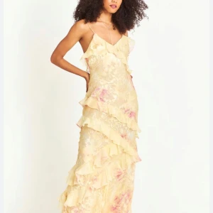 SÖKER rialto floral chiffon maxi dress - SÖKER rialto floral chiffon maxi dress, i storlek 34,36. Kan tänka mig att betala en del