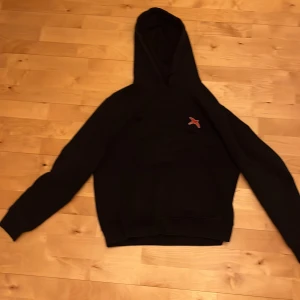 Arigato hoodie  - En snygg och varm hoodie nu till vintern den kostar nypris 1750 och är ganska använd. Kan förhandla pris om det är snabb affär den har en liten slitning som är fixad på undersidan på vänstra armen 