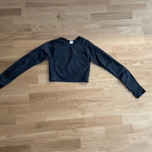 Träningstopp - Träningstopp från Divina i storlek S. Mycket bra skick! Grå/svart färg 