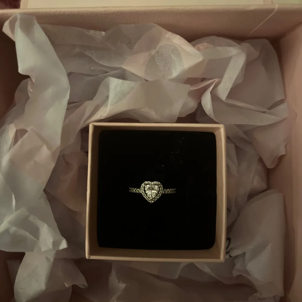 Jätte fin Pandora ring. Aldrig använd. Storlek 14,5. Äkta med kvitton. Pris kan diskuteras! . Asusteet.