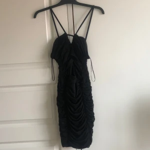 jättesnygg svart klänning - en svart klänning med scrunch! i nyskick. tvättas innan den skickas!💗 