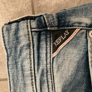 Ljusblå jeans från Replay - Säljer ett par snygga ljusblå jeans från Replay. en bekväm passform. Perfekta för både vardag och fest! Jag är 175 och då passar dem perfekt