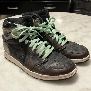 Jordan 1 Retro OG High Patina storlek 42,5 - Säljer mina skor pga dem är för små för mig, de var en gåva från min gudfar som samlar på skor, han använt dem lite lätt men inget som inte går och tvätta. Dem är i princip som nya.  Pris kan diskuteras. 