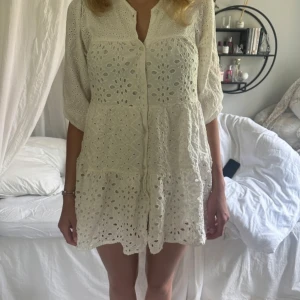 Säljer denna jättefina zara klänning - Fin sommarklänning som inte säljs längre. Säljer då den är för kort för mig. Den är i storlek 140 men jag är 170 och den är bara lite för kort.