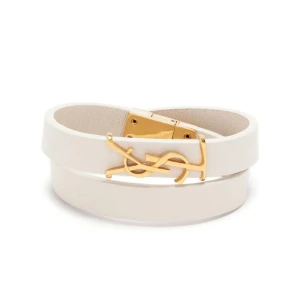 Ysl armband  - Säljer nu mitt skitsnygga läder armband från ysl då det inte kommer till användning💕Lite smutsigt men inget man tänker på! Köpt på farfetch för 3679kr💗🙌Box och medföljande kort till armbandet finns!