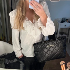 Blus - Skit snygg blus perfekt till skolan och såklart även fester!🤍🤍 nästan helt oanvänd, nyskick utan deffekter. Passar stl XS och S