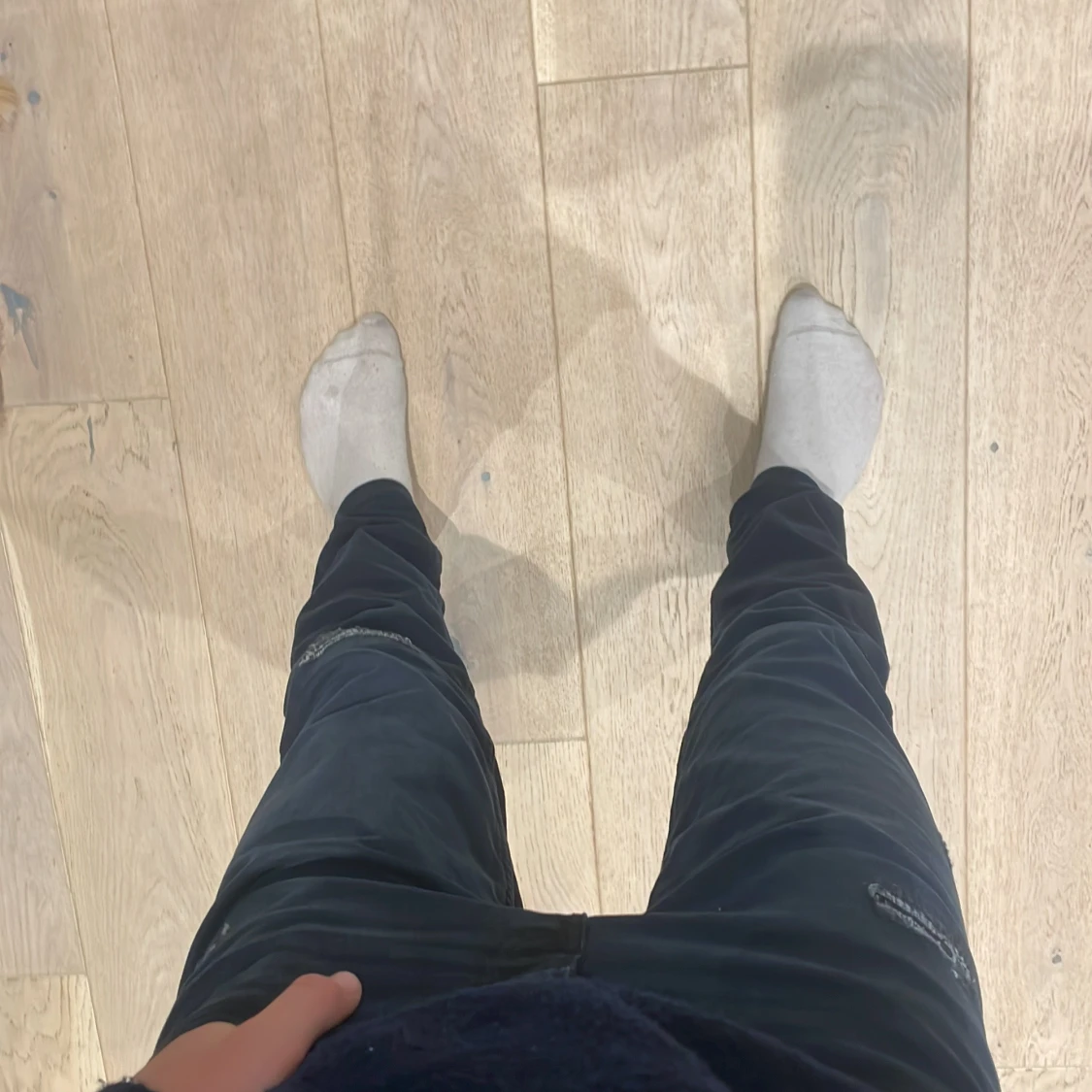 Mörkblå jeans med slitningar - 90