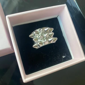 Edblad ring - super snygg edblad ring med nitar, storlek 17.5 mm. säljer pga att den inte används längre. Inga defekter😊🥰