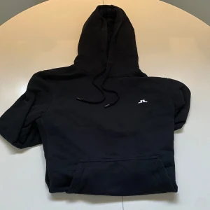 J Lindeberg Hoodie - Säljer en svart J.Lindeberg hoodie med luva i storlek S. Hoodien är i princip oanvänd så i väldigt bra skick. Priset är ej hugget i sten.