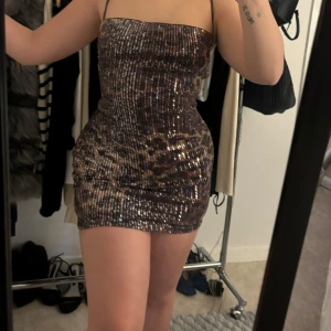 glittrig klänning  - Som ny 