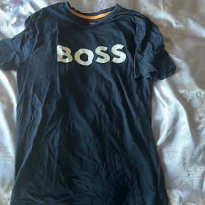 Boss t-shirt - Den är storlek L, knappt använd och inga defekter