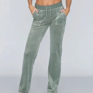 Juicy couture byxor -  juicy byxor i färgen chinos green. Är lite slitna längst ner men inget man tänker på. Skriv för egna bilder💗 Nypris 1200kr