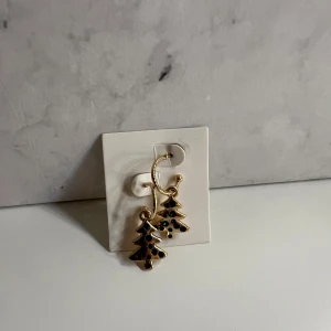 Örhängen  - Guld, julgranar, använda en gång 