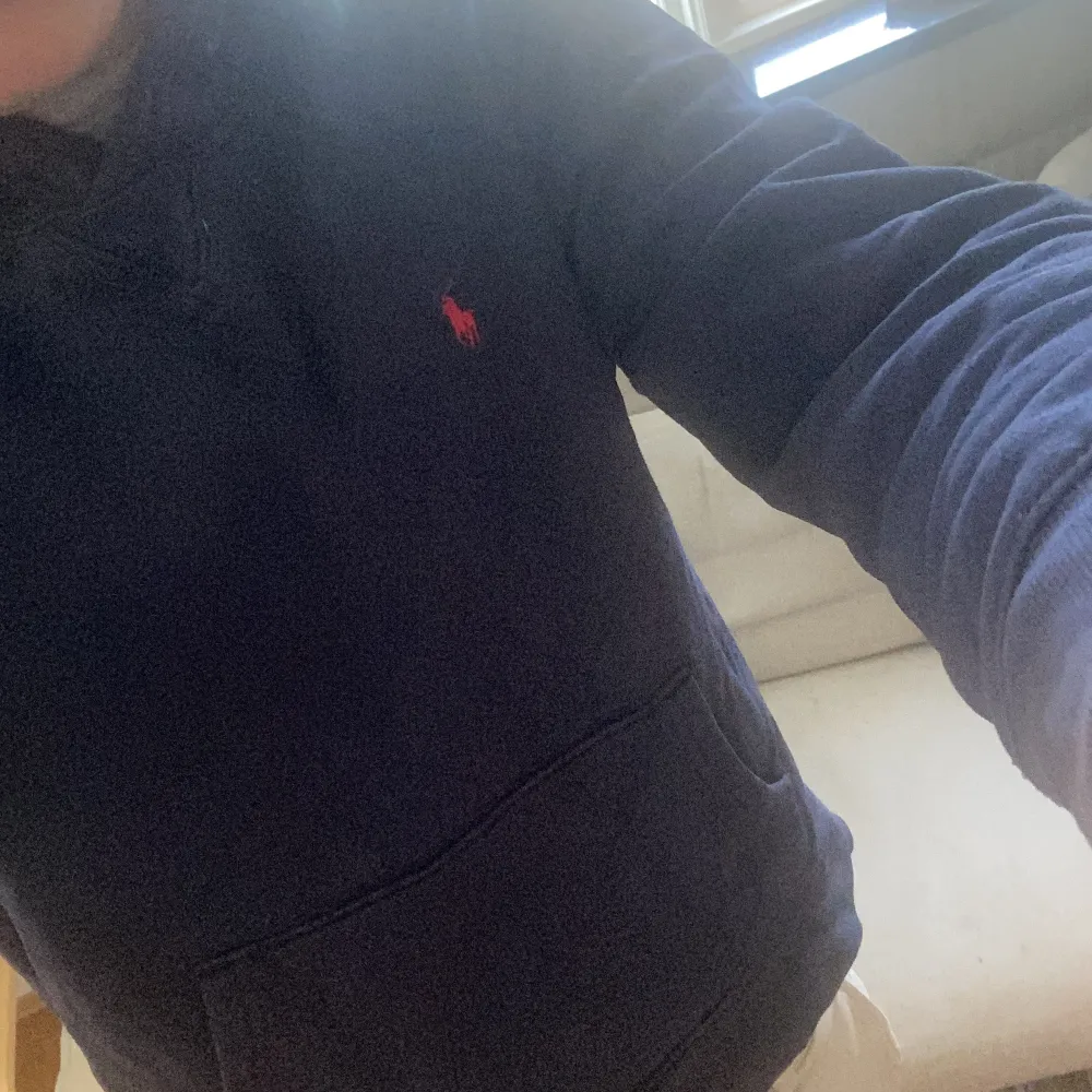 Hej! Säljer min polo Ralph Lauren hoodie i storlek 14-16 vilket motsvarar xs nypris 1-2 tusen mitt pris 499. Hoodies.