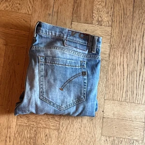 Dondup Jeans - Säljer nu dessa Dondup jeans | skick 9,10, slitningarna är en del av modellen | storlek W 34 egentligen men passade inte mig, midjan är 40 cm, och längden är 102-103 runt där | Pris kan diskuteras  Hör av er vid minsta fundering☺️