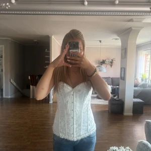 Korsett/ topp - Jag säljer en vit korsett som är helt ny. Säljer pga beställde fel storlek💗 
