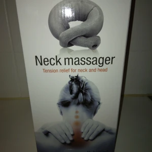 HELT NY och oanvänd Rubicson Neck Massager / Nackmassage, Nacke, Massage. - HELT NY och oanvänd Rubicson Neck Massager / Nackmassage, Nacke, Massage. Används hemma, eller tex vid resa, för spänd nacke etc. Grå, tjock, i mjukt behagligt tyg. Batterier ingår.